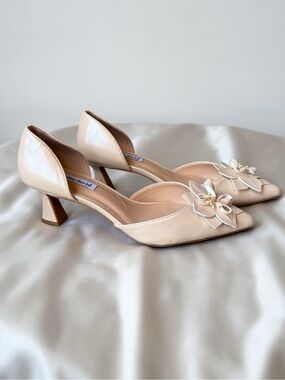 NWT Women’s Pearl Beige Pumps